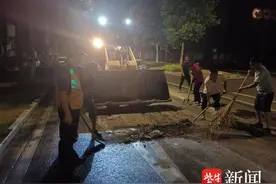 搅拌车急刹导致抛洒污染路面，南京建邺城管迅速处置图片