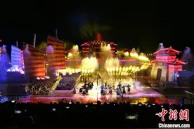 湖北赤壁“借东风”提质赋能 游客沉浸式梦回三国图片