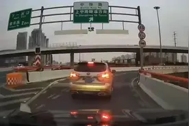 离谱！事发上海高架，一SUV开错路，竟原地掉头逆行图片