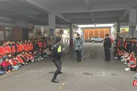 特警进校园，硬核防暴课让学生直呼"太帅了"！图片