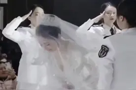 退伍女兵举行婚礼，曾经的战友从天南海北赶来，穿上军装送她出嫁。图片