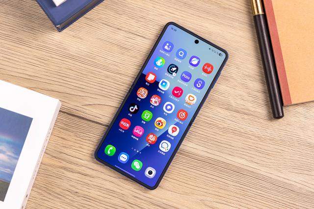 三星Galaxy Z Flip7上手评测：小折叠的新高度，还是熟悉的配方？
