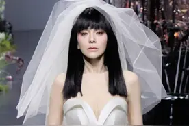 54岁女演员“雪姨”王琳穿短裙婚纱走秀，气场全开！本人曾称“不想那么快变老，一直在运动”图片