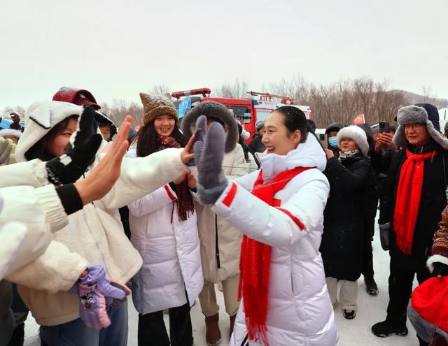 “冰雪+温泉”盛装迎客 浪漫经济焕发新活力
