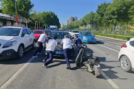 烈日炎炎下，济南热心司机一小时内推了两次车图片