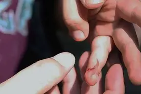 云南姐弟俩跟随戍边民警巡边 6岁弟弟亲吻界碑图片