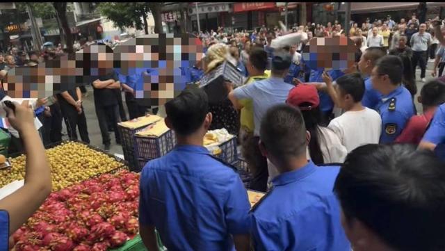 四川乐山城管执法时掀水果摊打人？官方回应：店主抓伤执法人员，掀摊混淆视听