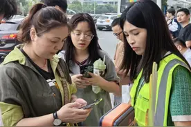 急！孩子生在车上急坏了家人  巧！路边值守的她曾当过护士图片