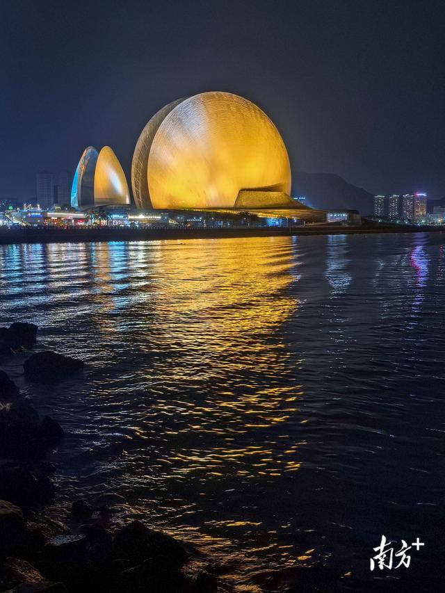 仲夏听潮：日月贝、海风与落霞