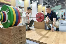 竹制体育器材亮相武夷山竹博会：举重冠军联手竹企，共谱“以竹代塑”绿色新篇图片