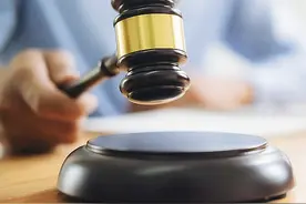 陕西一女子入住酒店洗澡摔伤索赔2万，法院判决酒店未尽提示义务防滑措施担25%次责图片