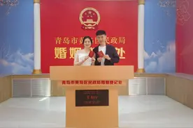“五一”假期结婚登记不打烊，青岛西海岸新区90对新人喜领“红本本”图片
