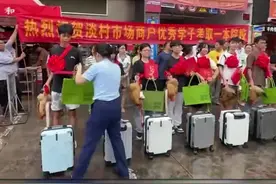 在淡村菜市看了10年的摊，这对龙凤胎考上大学了图片