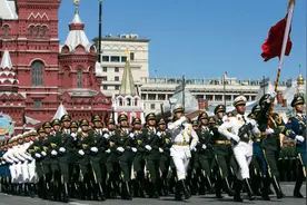 这一幕令人动容！中国仪仗兵和留学生合唱《歌唱祖国》同频落泪图片