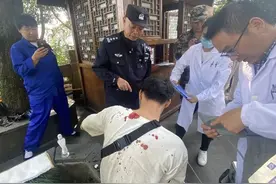 “等我拜完财神再送医院可以吗？”杭州小伙爬北高峰头晕摔倒，面对民警“灵魂发问”图片