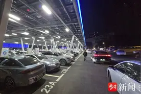 新能源之都推出多处电动汽车“深夜食堂”，电价低至每度0.25元，大量车主排队“薅羊毛”图片