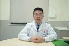 @学生家长！“脚踏实地”、走路易累 请警惕青少年扁平足图片