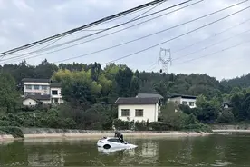 一根竹竿救起两名被水围困男子 这个重庆女护士人美会动脑丨看见正能量图片