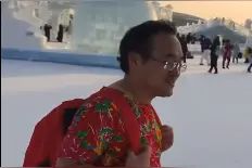 南方人更挨冻实锤了？"不太尊重哈尔滨"的短袖哥，找到了！图片
