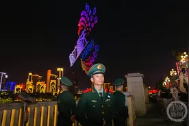 武警官兵守护“客流”，力保无人机灯光秀万无一失图片