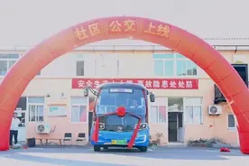 小巧车身轻松穿梭狭窄街巷，烟台首批6米纯电动社区公交车上线图片