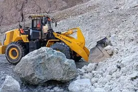 因发生雪崩，独库公路一路段实行双向交通管制，恢复通行时间待定图片