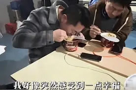 合肥南站为方便旅客过夜开放安置屋，工作人员：持次日车票即可，提供躺椅和泡面图片