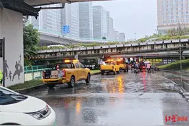 迅速应对暴雨 成都人南立交下沉道路轻微积水已退，交通顺畅图片