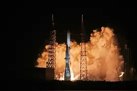 美蓝色起源公司首次发射“新格伦”重型火箭图片