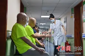 访养老院中的“00后”护士：“朝阳”守护“夕阳”图片