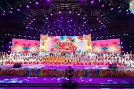 大手牵小手庆六一唱响《幸福像花儿一样》图片