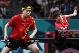 夺冠！刘国梁为“莎头”组合颁奖！网友：这一刻奥运冠军传承具象化了图片