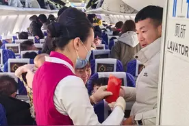 空乘自掏腰包给旅客发红包 这个航班上发生了什么？｜看见正能量图片