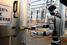 全国首次：人形机器人在云南电网“上岗”！工作：拧螺丝图片