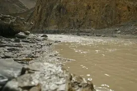 军旗下的誓言：清澈的爱，只为中国！视频封面