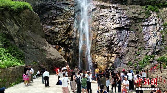 秦岭“飞瀑”壮观迷人 游人入山享清凉