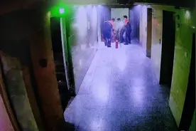 北京海淀一女子在楼道焚烧私物，引燃周围杂物发生火灾图片