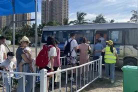 国庆假期，惠州市惠东县超1700人次志愿者为游客提供暖心服务图片