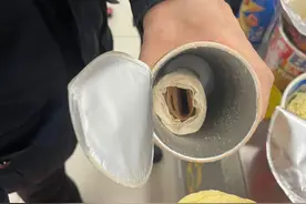 利用薯片桶、泡面桶等进行藏匿！一旅客违规携带10.23万欧元出境被查获！图片