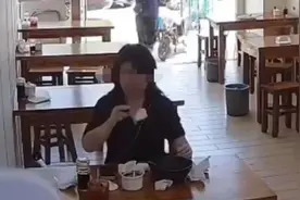 恶心！上海一餐馆女子用餐后将擦鼻涕纸扔进碗罐视频冲上热搜，多方回应图片