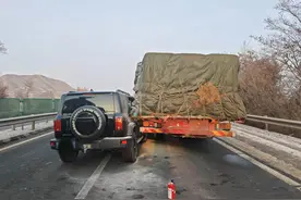 高速驾车揉眼走神，警惕追尾！图片