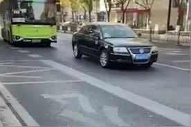 公务车两次别停进站公交车，涉事公司：驾驶员已停职图片