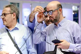 AI终端深圳“秀肌肉”：AI现场批改作业，机器人能文能武图片