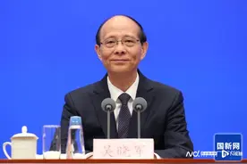 沙漠戈壁铺光伏板、不毛地长出绿草，青海省长点赞“光伏羊”图片