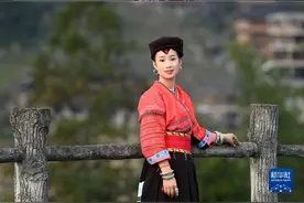 行走在梯田间的“风景”图片