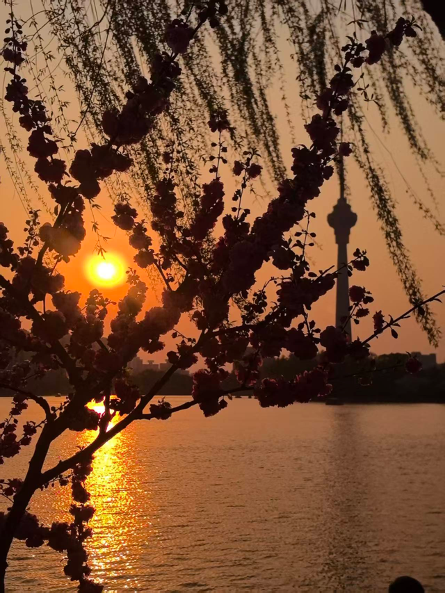 三月的最后一天，绮丽日落温柔收尾