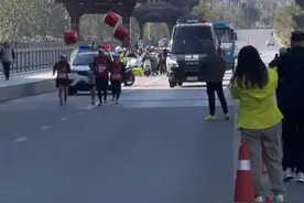 6岁女孩蹭跑全马？父亲：女儿10岁且已训练3年，自己愿意接受处罚图片