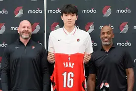 NBA｜杨瀚森发布会秀幽默：争取下次把翻译踢掉图片