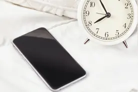 调休又上热搜，iPhone闹钟功能遭网友吐槽图片