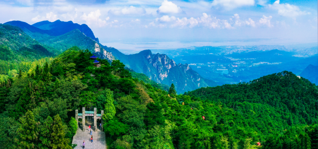 一花一瀑一云烟，庐山春意正当时